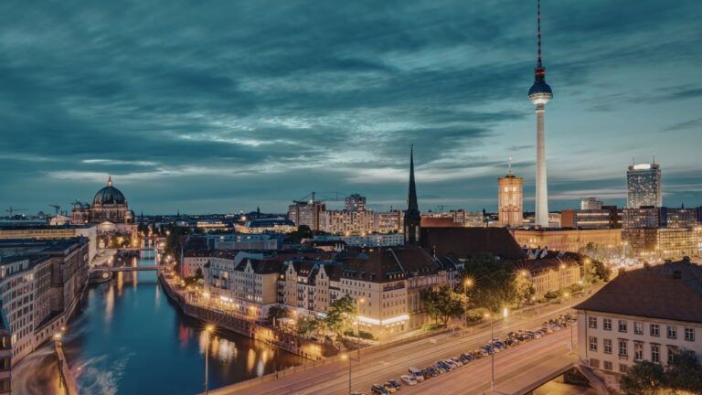 Berlin to Reward Tourists with Free Attraction Tickets and Restaurant Meals for Litter Picking