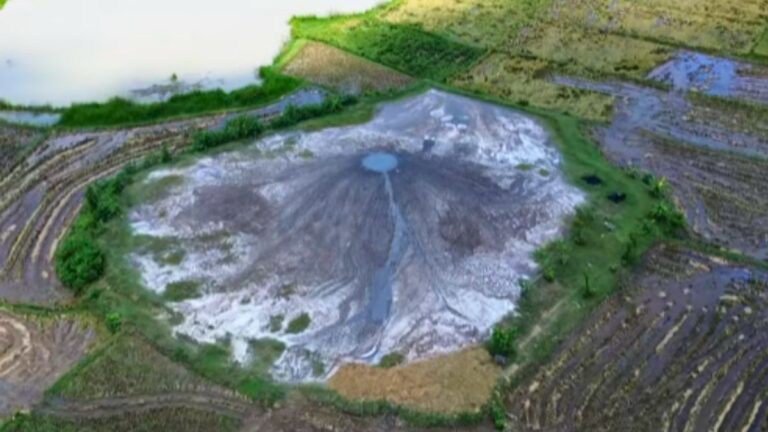 A Strange Mud Volcano in Central Java Is Drawing Tourists but Experts Are Urging Caution