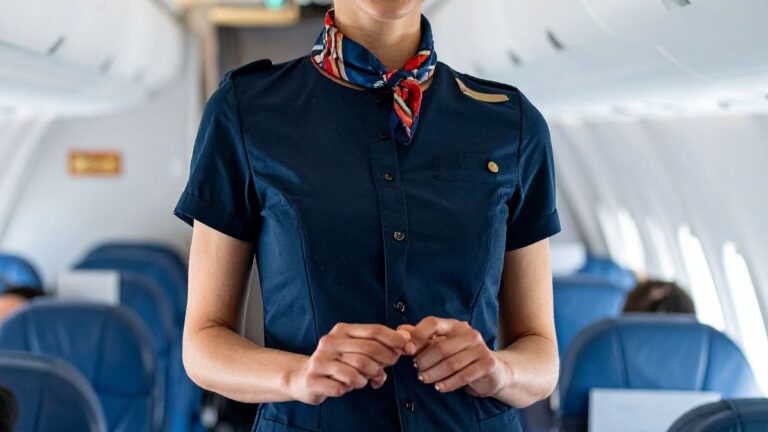 A Flight Attendant Reveals the Clothing She Would Never Wear on a Plane