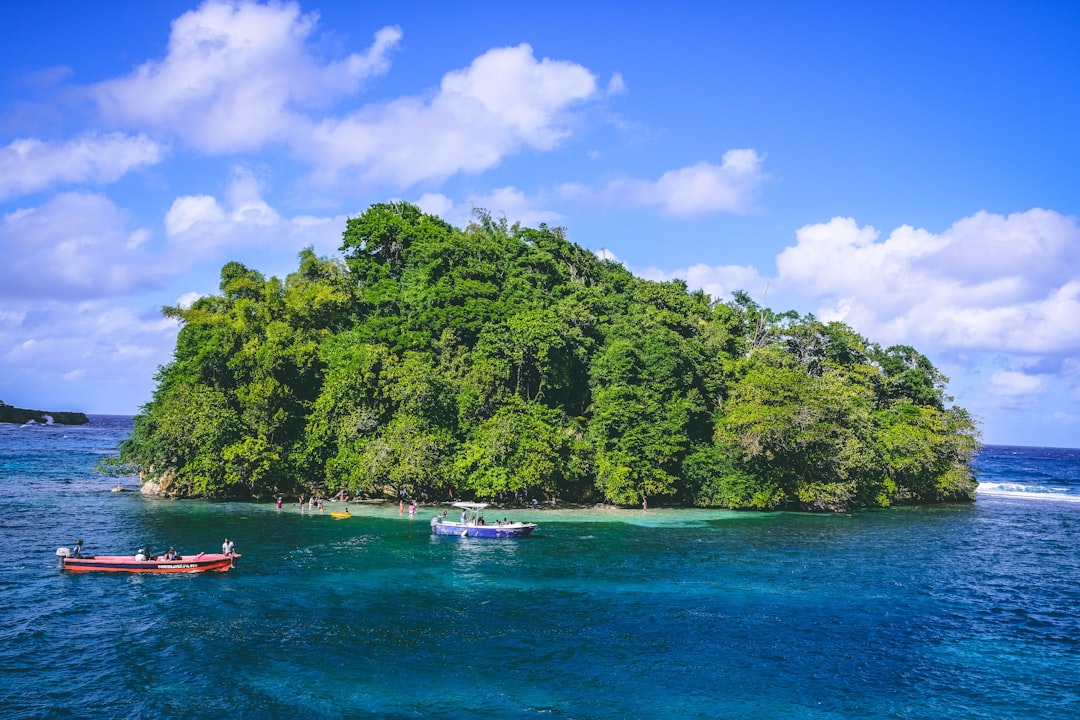 10 belles îles tropicales avec une sombre histoire coloniale que les touristes aiment ignorer – Gardez la queue en marche