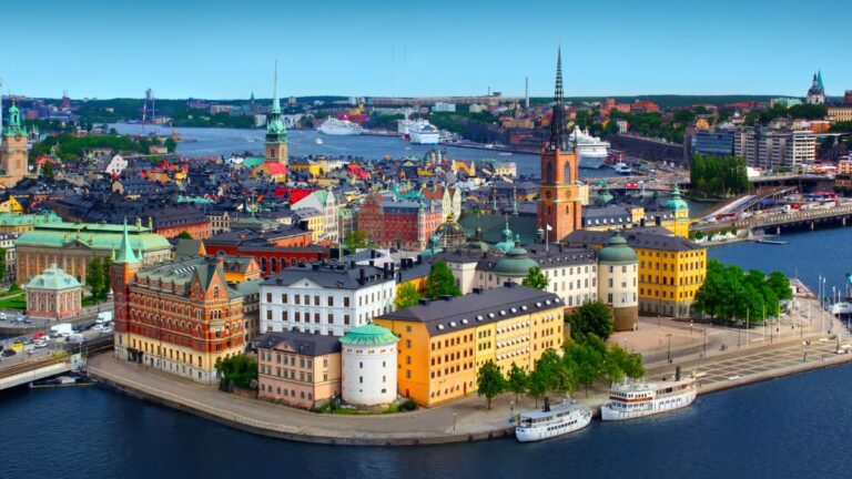 A City Built Across 14 Islands That People Call the “Venice of the North”